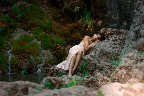Nehirde poz veren güzel bir kız. Peri masalı hikayesi. Doğal havuz su