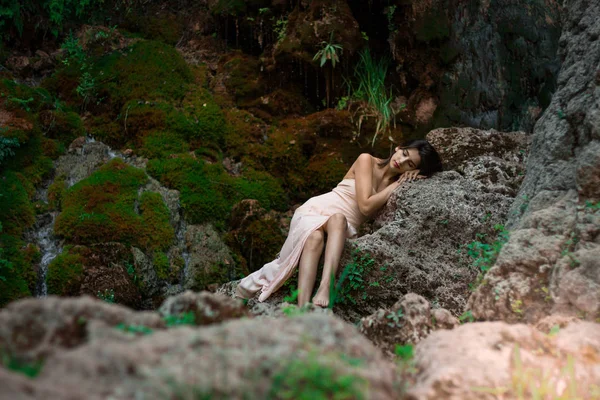 Nehirde poz veren güzel bir kız. Peri masalı hikayesi. Doğal havuz su