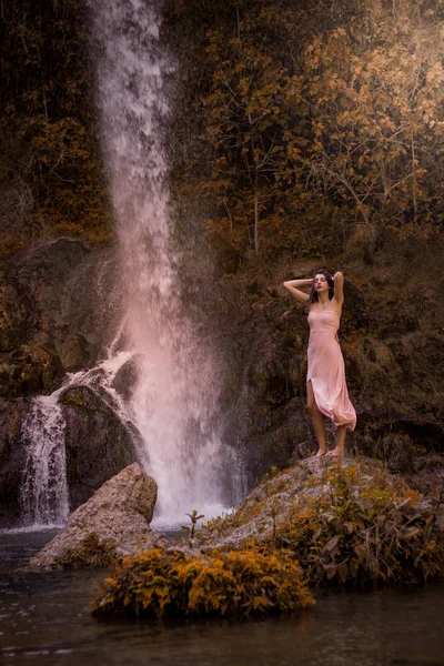 Çekici kız peri hızlı ormanda arasında kaya üzerinde poz — Stok fotoğraf