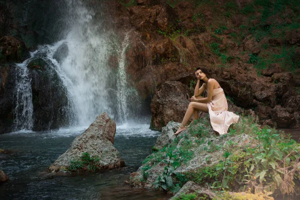 Sexy Frau posiert auf dem Felsen zwischen grünen tropischen Pflanzen und werden — Stockfoto