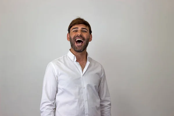 Mode portret van knappe jonge man met bruin haar lachen, — Stockfoto