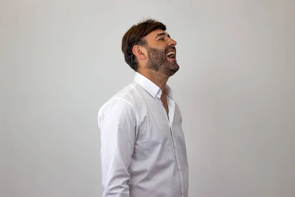 Retrato de moda de joven guapo con el pelo castaño riendo , — Foto de Stock