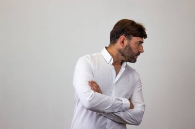 Kahverengi saçlı yakışıklı genç adamın moda portresi görünümlü