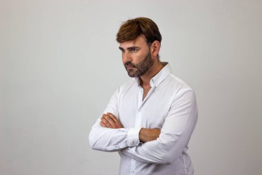 Kahverengi saçlı yakışıklı genç adamın moda portresi görünümlü