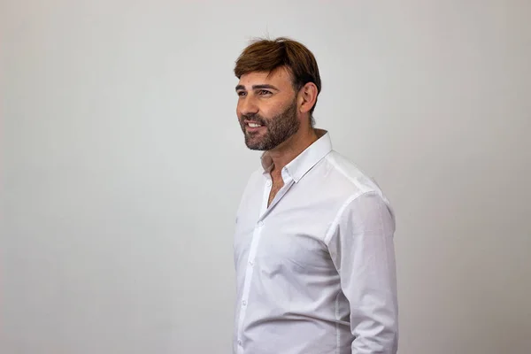 Retrato de moda de joven guapo con pelo castaño mirando h — Foto de Stock