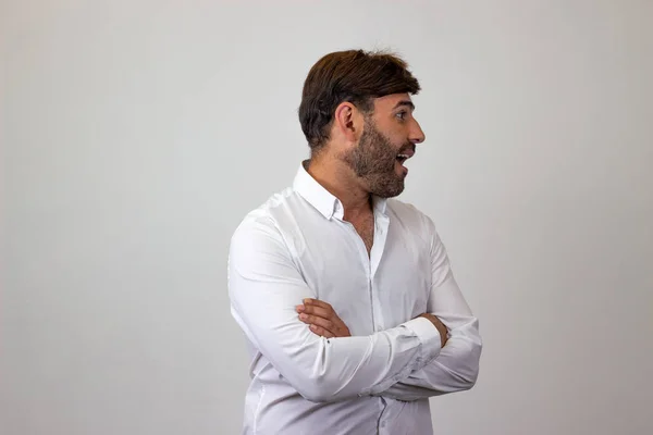 Retrato de moda de joven guapo con cabello castaño buscando s — Foto de Stock