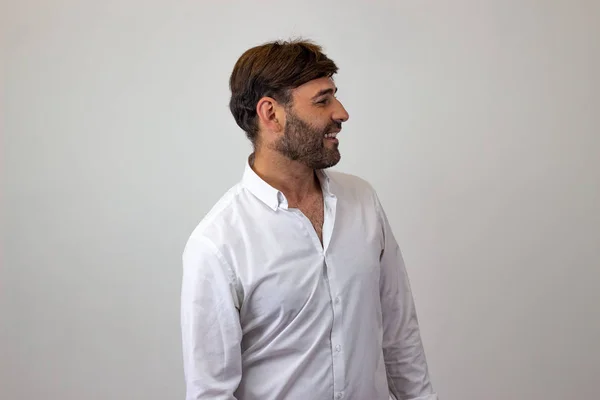 Retrato de moda de joven guapo con cabello castaño buscando p — Foto de Stock