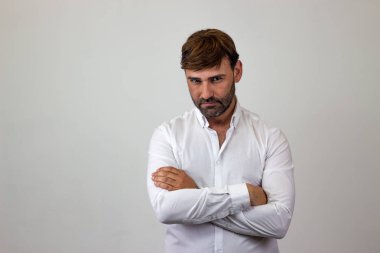 Kahverengi saçlı sıkılan yakışıklı genç adamın moda portresi, lo