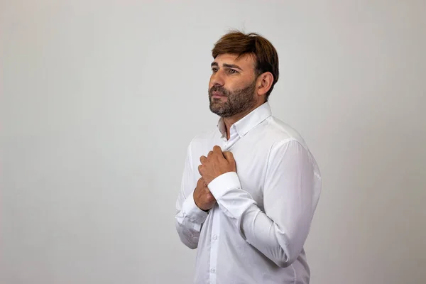 Retrato de moda de joven guapo con cabello castaño y un suf — Foto de Stock