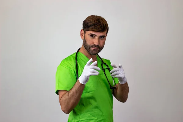 Porträtt av manliga veterinär läkare i grönt Uniform med Brown h — Stockfoto