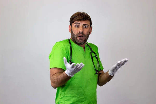 Portret van de mannelijke veterinaire arts in groen uniform met bruin h — Stockfoto