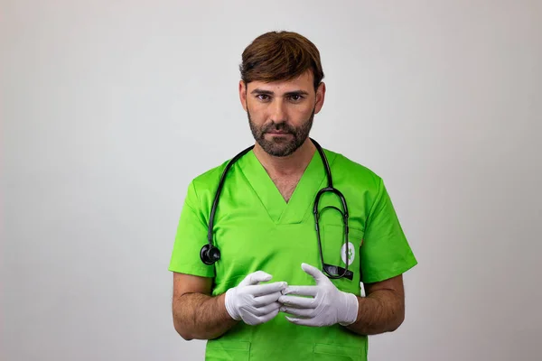 Retrato de médico veterinário masculino em uniforme verde com marrom h — Fotografia de Stock