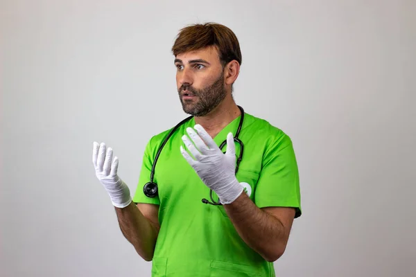 Retrato de médico veterinário masculino em uniforme verde com marrom h — Fotografia de Stock