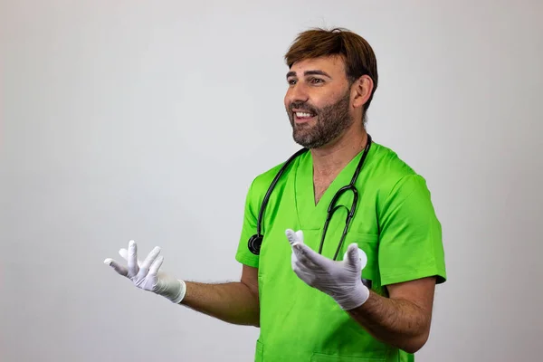 Retrato de médico veterinário masculino em uniforme verde com marrom h — Fotografia de Stock