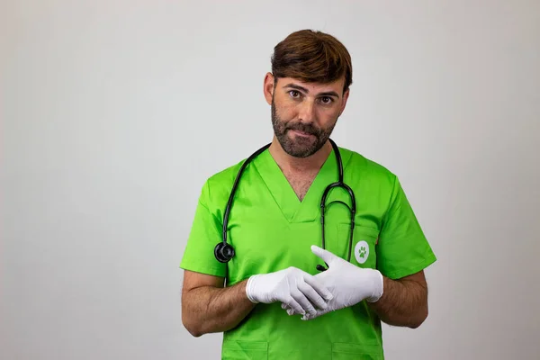 Retrato de médico veterinário masculino em uniforme verde com marrom h — Fotografia de Stock