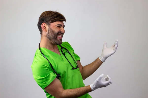 Retrato de médico veterinário masculino em uniforme verde com marrom h — Fotografia de Stock