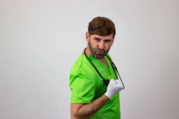 Retrato de médico veterinário masculino em uniforme verde com marrom h — Fotografia de Stock