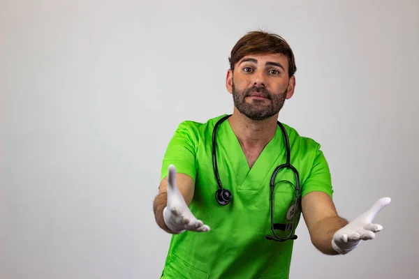 Retrato de médico veterinário masculino em uniforme verde com marrom h — Fotografia de Stock