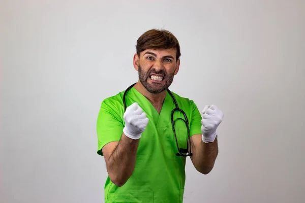 Retrato de médico veterinario masculino en uniforme verde con h marrón Fotos De Stock
