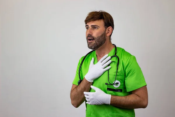 Retrato de médico veterinário masculino em uniforme verde com marrom h — Fotografia de Stock