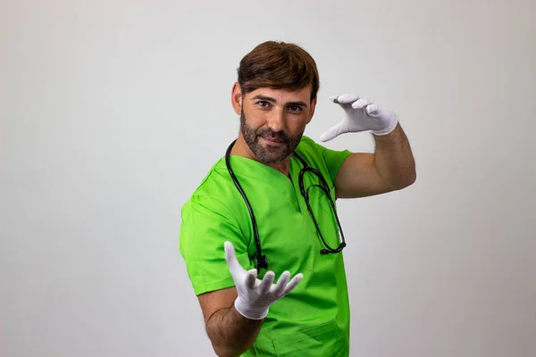Портрет врача-ветеринара в зеленой форме с коричневым h — стоковое фото