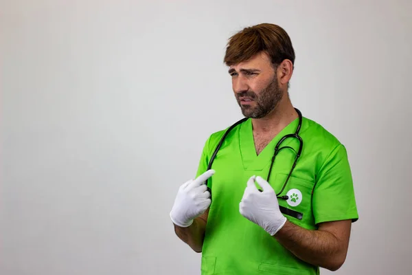 Retrato de médico veterinario masculino en uniforme verde con h marrón Imagen De Stock