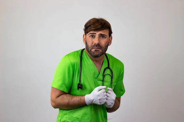 Retrato de médico veterinário masculino em uniforme verde com marrom h — Fotografia de Stock