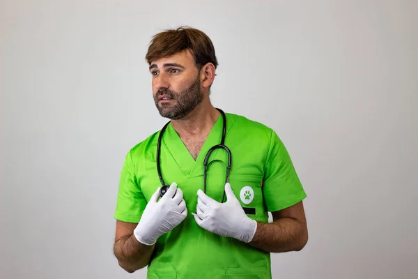 Retrato de médico veterinário masculino em uniforme verde com marrom h — Fotografia de Stock