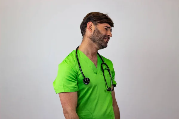 Retrato de médico veterinário masculino em uniforme verde com marrom h — Fotografia de Stock