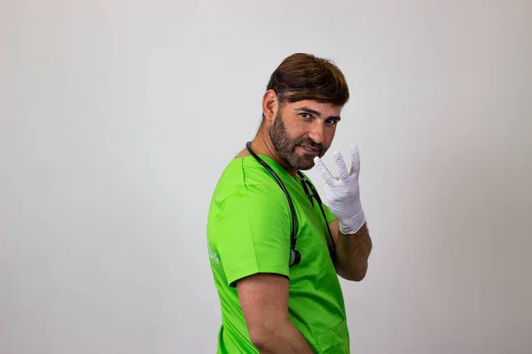 Portrét mužského veterinárního lékaře v zelené uniformě s hnědým h — Stock fotografie