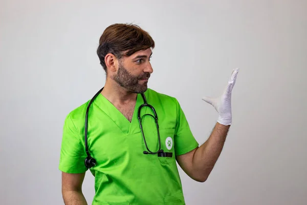 Retrato de médico veterinário masculino em uniforme verde com marrom h — Fotografia de Stock