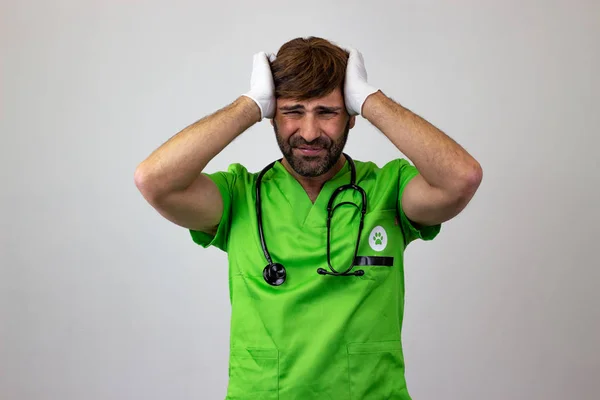 Porträt eines männlichen Tierarztes in grüner Uniform mit braunem h Stockbild