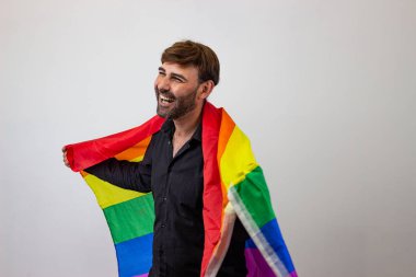 Bir raket w tutarak tenis oynayan yakışıklı genç adam Portresi