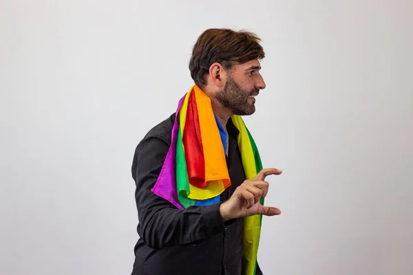 Portret van knappe jonge man met Gay Pride beweging LGBT regen — Stockfoto