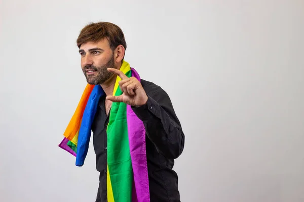 Portret van knappe jonge man met Gay Pride beweging LGBT regen — Stockfoto