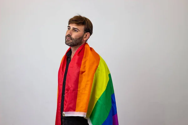 Portret van knappe jonge man met Gay Pride beweging LGBT regen — Stockfoto