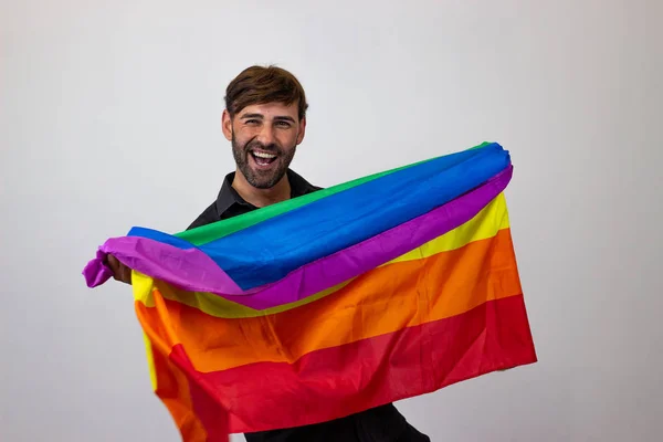 Portret van knappe jonge man met Gay Pride beweging LGBT regen — Stockfoto