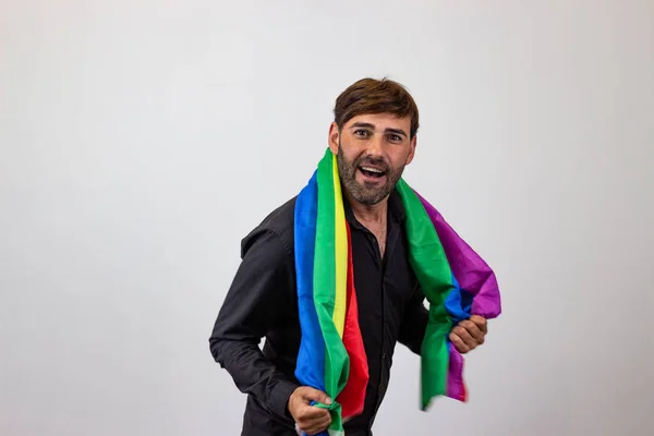 Portret van knappe jonge man met Gay Pride beweging LGBT regen — Stockfoto