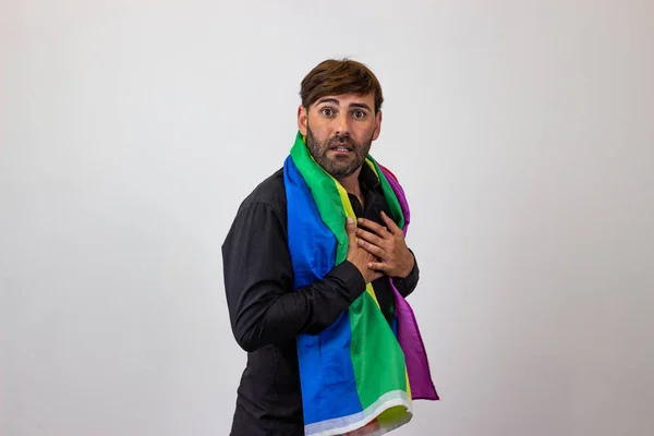 Portret van knappe jonge man met Gay Pride beweging LGBT regen — Stockfoto