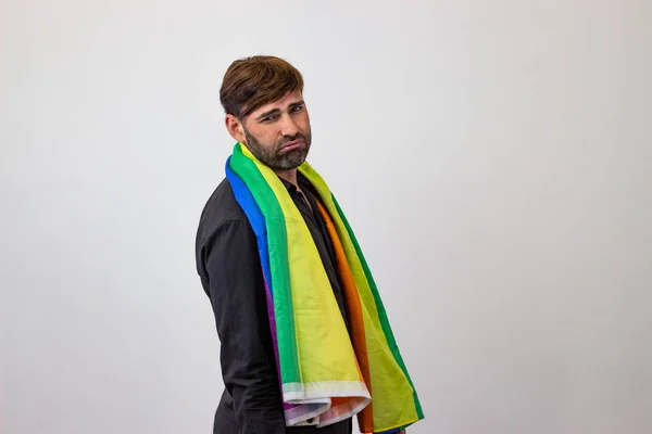 Retrato de bonito jovem com gay orgulho movimento LGBT chuva — Fotografia de Stock