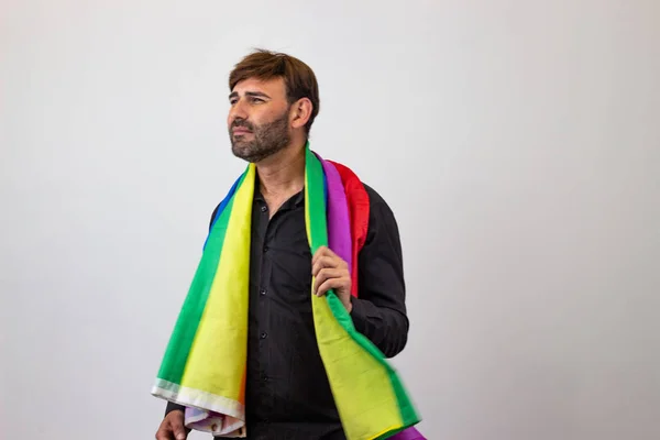 Portret van knappe jonge man met Gay Pride beweging LGBT regen — Stockfoto