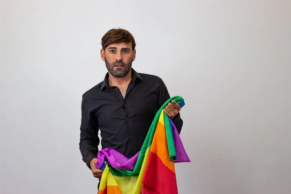 Portret van knappe jonge man met Gay Pride beweging LGBT regen — Stockfoto