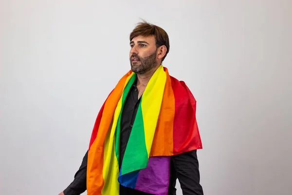 Ritratto di bel giovanotto con movimento gay pride LGBT Rain — Foto Stock