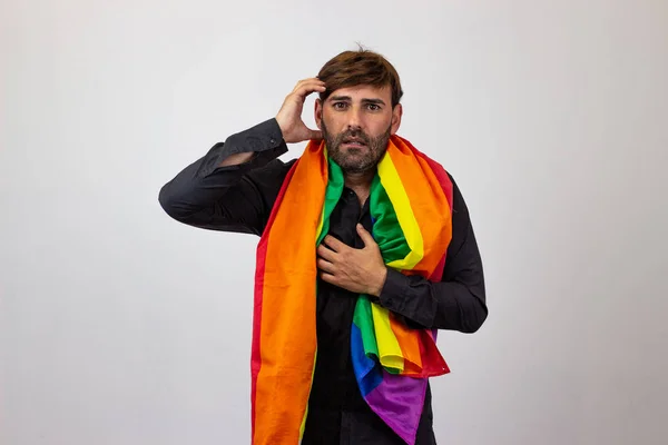 Portret van knappe jonge man met Gay Pride beweging LGBT regen — Stockfoto