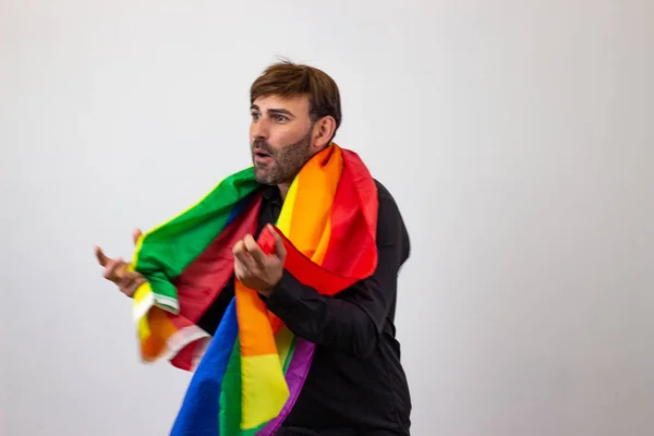 Portret van knappe jonge man met Gay Pride beweging LGBT regen — Stockfoto