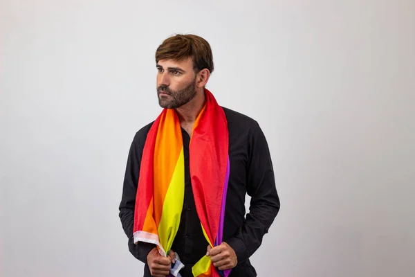 Portret van knappe jonge man met Gay Pride beweging LGBT regen — Stockfoto