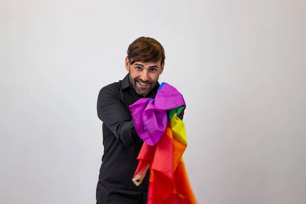 Portret van knappe jonge man met Gay Pride beweging LGBT regen — Stockfoto