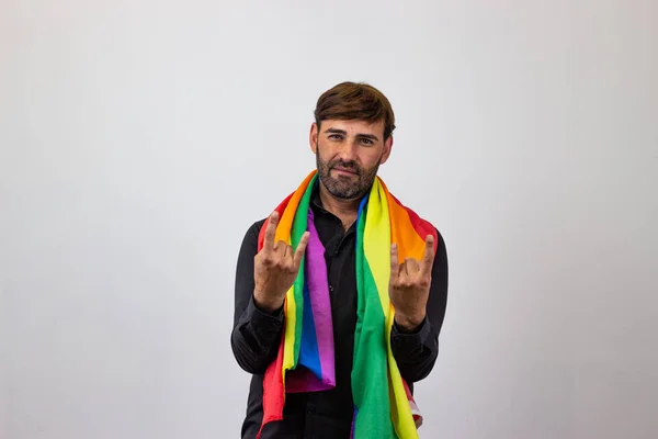 Portret van knappe jonge man met Gay Pride beweging LGBT regen — Stockfoto