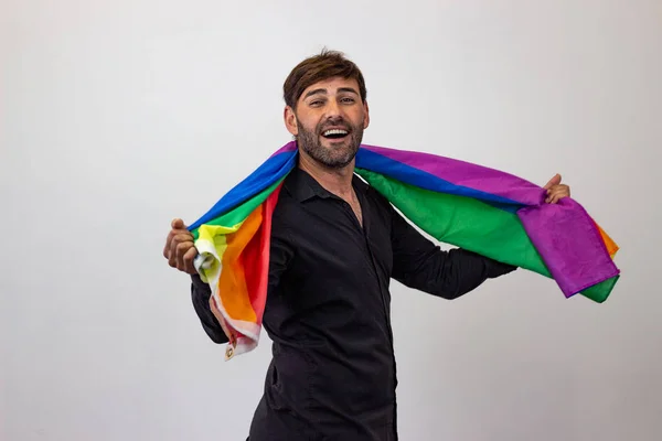 Retrato de un joven guapo con movimiento de orgullo gay Lluvia LGBT Fotos De Stock