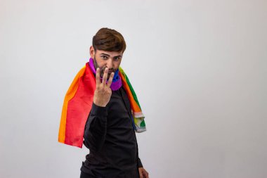 Eşcinsel gurur hareketi Lgbt Rain ile yakışıklı genç adam Portresi